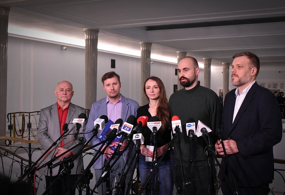 Sejm RP: konferencja prasowa ws. dyrektywy dotyczącej poprawy warunków pracy wśród pracowników platformowych