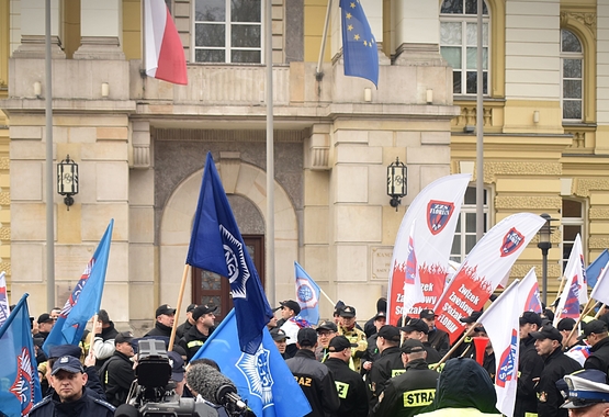 Warszawa: manifestacja służb mundurowych
