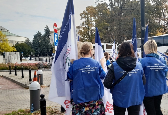 Manifestacja pracowników sądów i prokuratury pod Sejmem RP